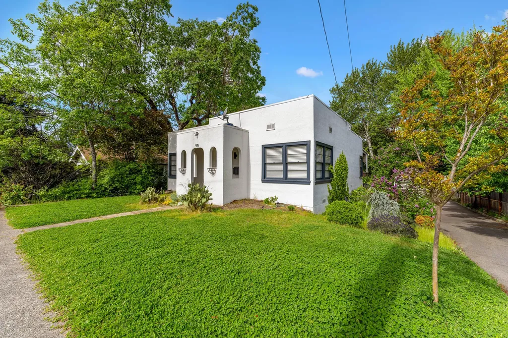 918 NE 8th Street Grants Pass OR 97526