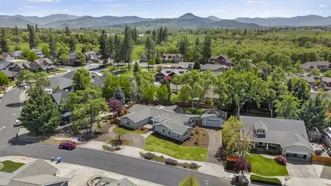 656 Oak Wood Eagle Point OR 97524