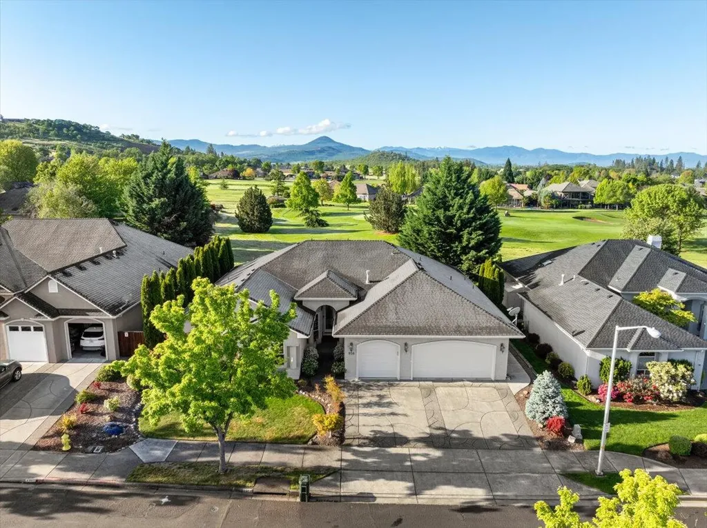 956 Street Andrews Way Eagle Point OR 97524
