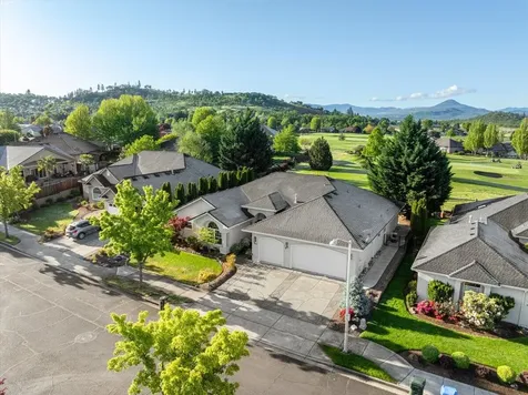 956 Street Andrews Way Eagle Point OR 97524