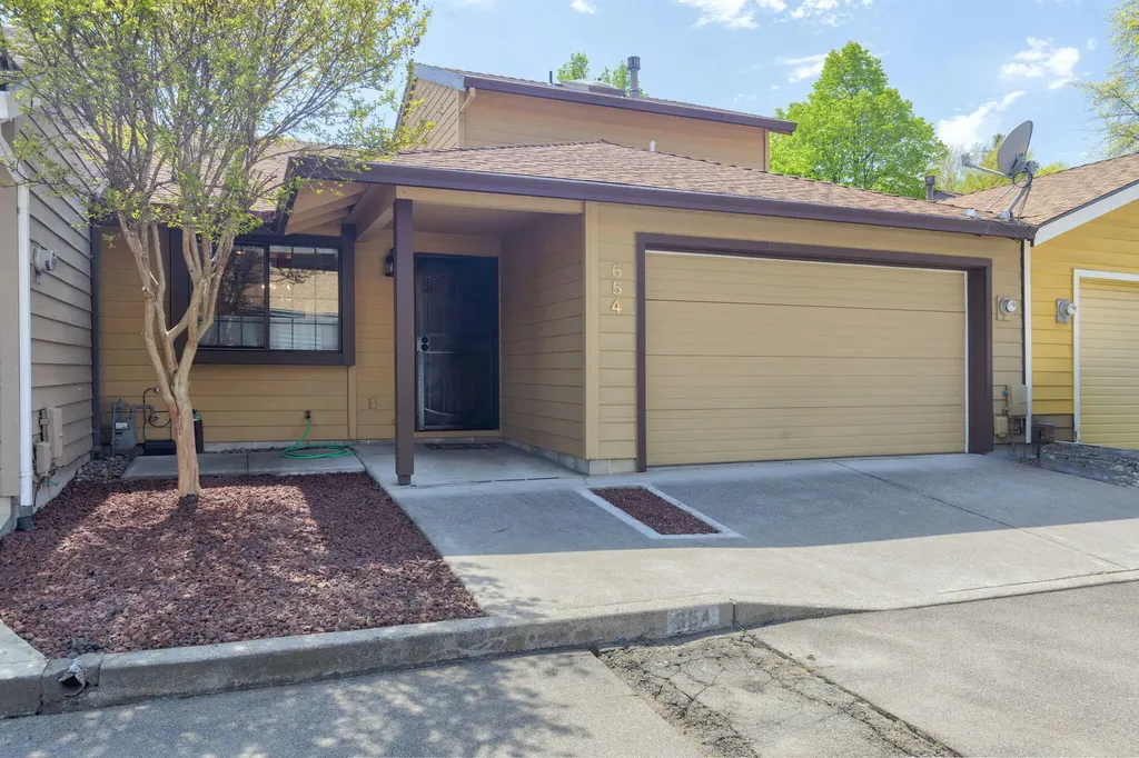 654 Golden Lane Medford OR 97504