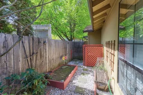 654 Golden Lane Medford OR 97504