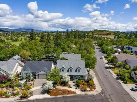 8 Falling Leaf Lane Eagle Point OR 97524