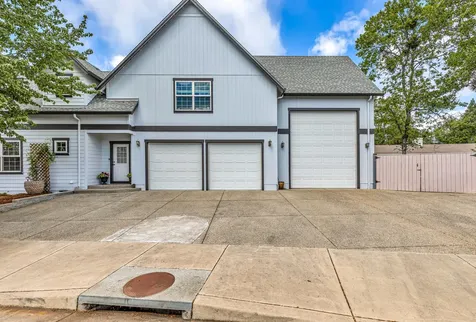 8 Falling Leaf Lane Eagle Point OR 97524