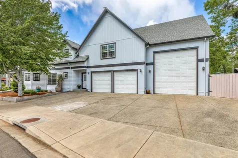 8 Falling Leaf Lane Eagle Point OR 97524