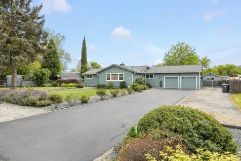 204 Holiday Lane Central Point OR 97502