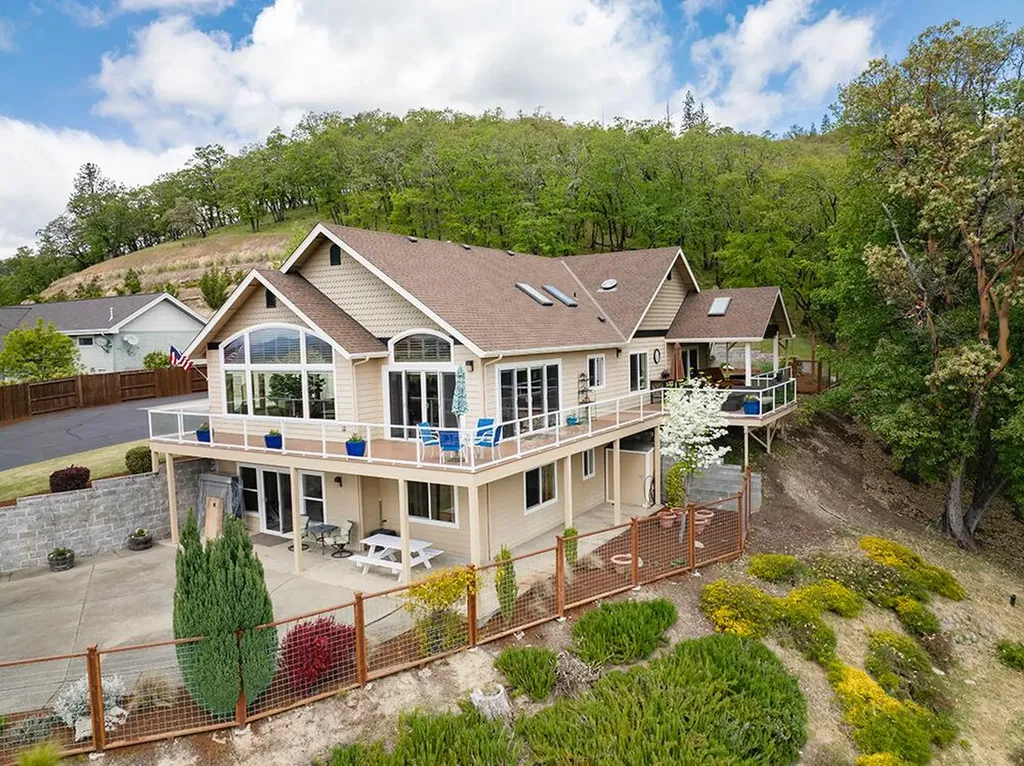1874 NW Sunview Place Grants Pass OR 97526