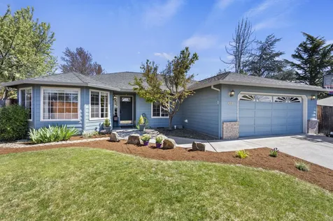 123 Mountain View Court Phoenix OR 97535