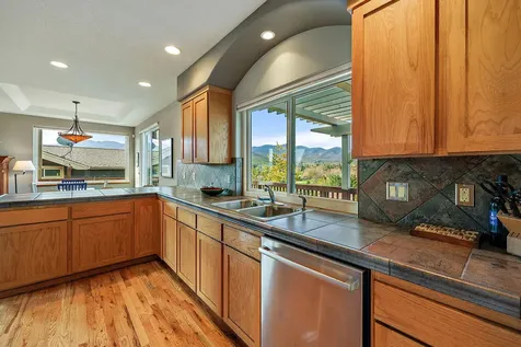 830 Amerman Drive Phoenix OR 97535