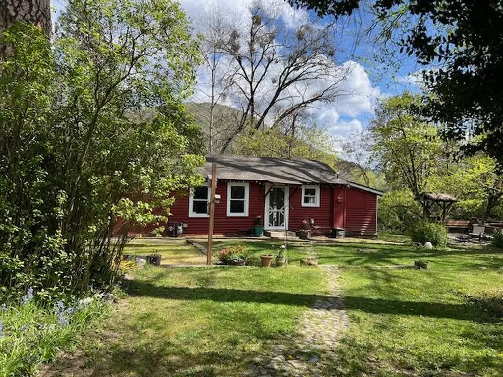 208 Madrone Street Rogue River OR 97537