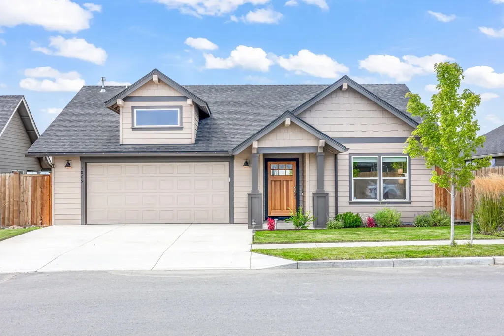 1869 NE 3rd Street Redmond OR 97756