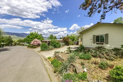 750 Oak Knoll Drive Ashland OR 97520