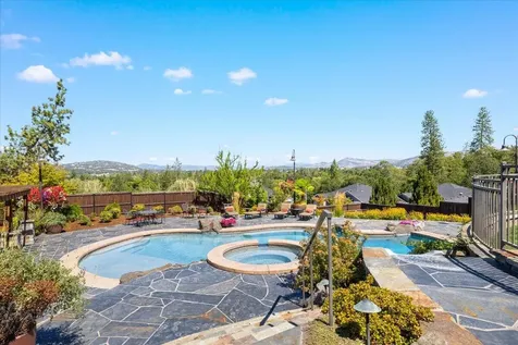 38 Crestview Court Eagle Point OR 97524