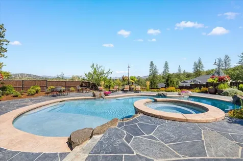 38 Crestview Court Eagle Point OR 97524