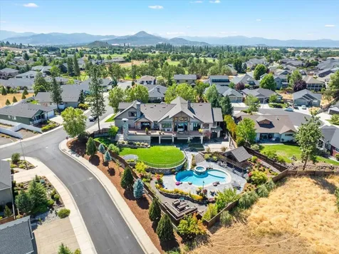 38 Crestview Court Eagle Point OR 97524