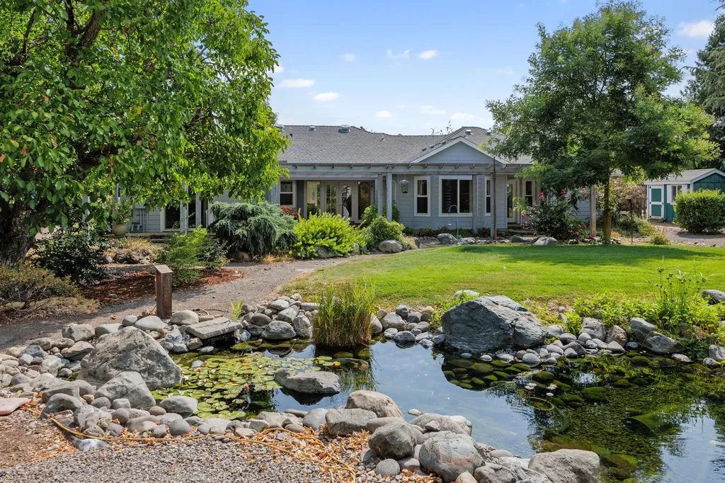 124 Walnut Place Phoenix OR 97535