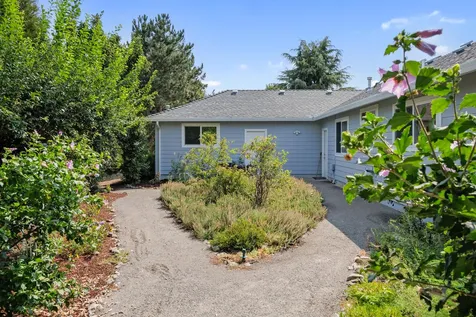124 Walnut Place Phoenix OR 97535