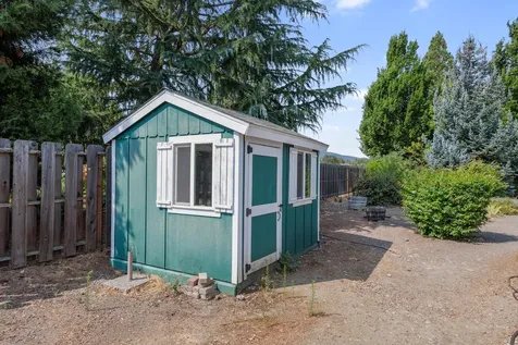 124 Walnut Place Phoenix OR 97535