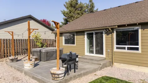 2214 SW Lava Court Redmond OR 97756