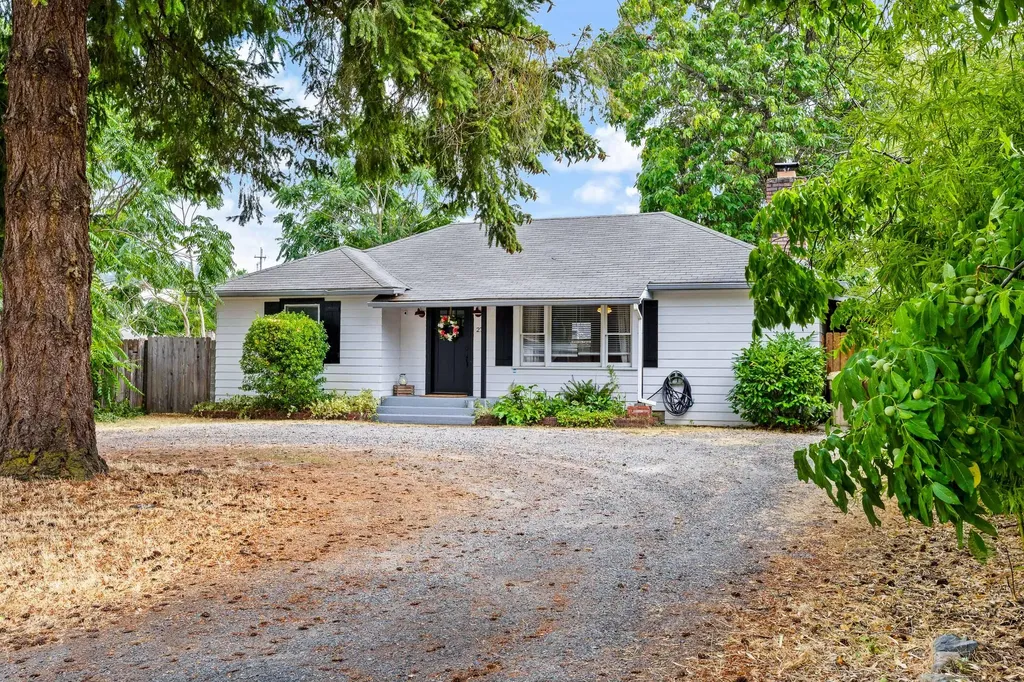 275 W Park Street Grants Pass OR 97527