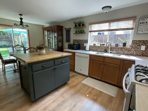 1543 NE Locksley Drive Bend OR 97701