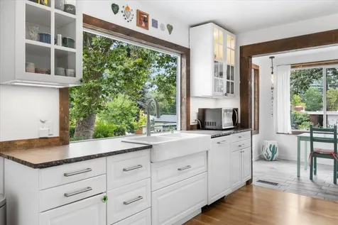 308 NW Van Dyke Place Grants Pass OR 97526