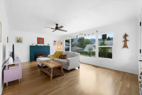 308 NW Van Dyke Place Grants Pass OR 97526