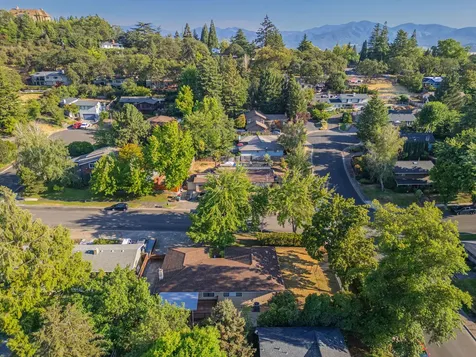 2353 Brentwood Street Medford OR 97504