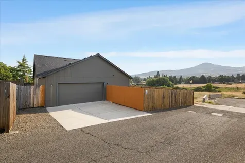 2296 College Way Medford OR 97504