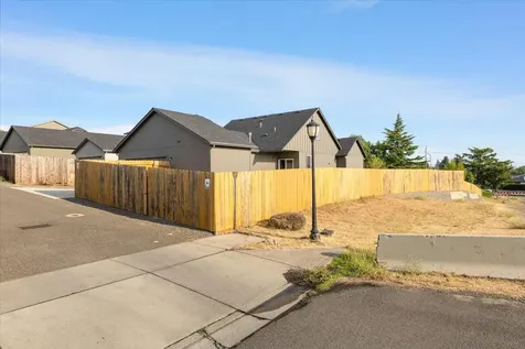 2296 College Way Medford OR 97504