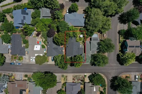 148 N Wightman Street Ashland OR 97520