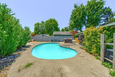 2201 Arctic Circle Medford OR 97504
