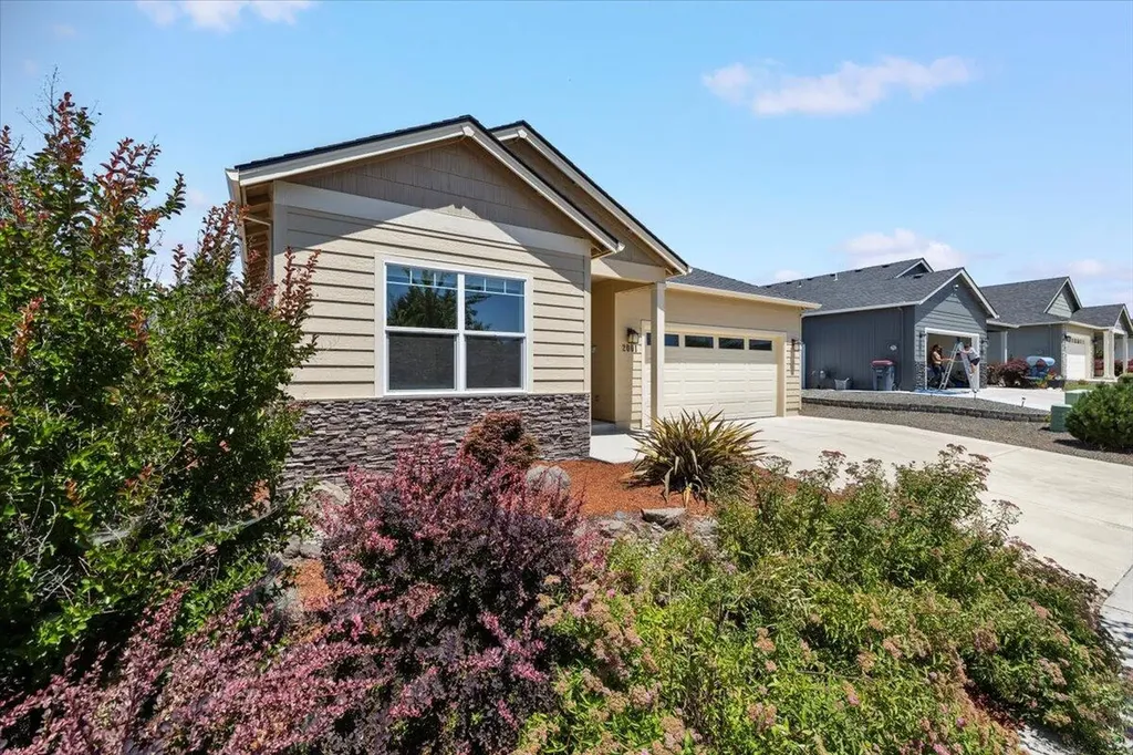 2001 Hondeleau Lane Medford OR 97504