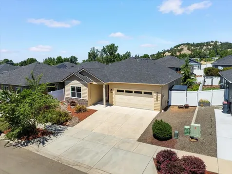 2001 Hondeleau Lane Medford OR 97504
