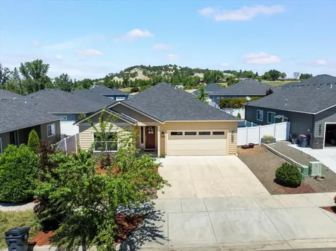2001 Hondeleau Lane Medford OR 97504