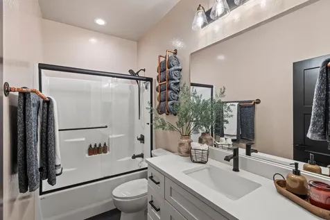 1100 Quail Lane Phoenix OR 97535