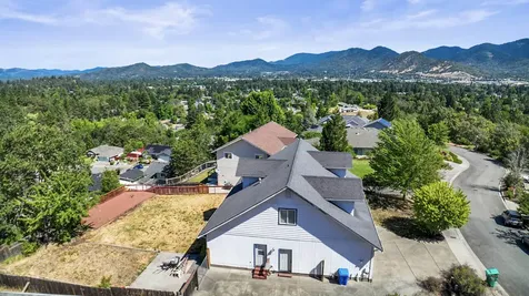 1559 Panoramic Loop Grants Pass OR 97527