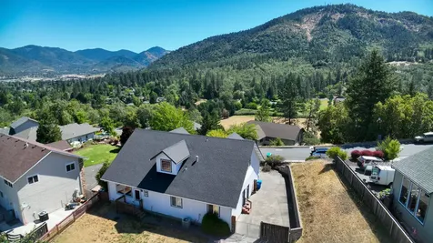 1559 Panoramic Loop Grants Pass OR 97527
