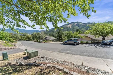 1559 Panoramic Loop Grants Pass OR 97527