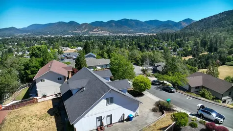 1559 Panoramic Loop Grants Pass OR 97527