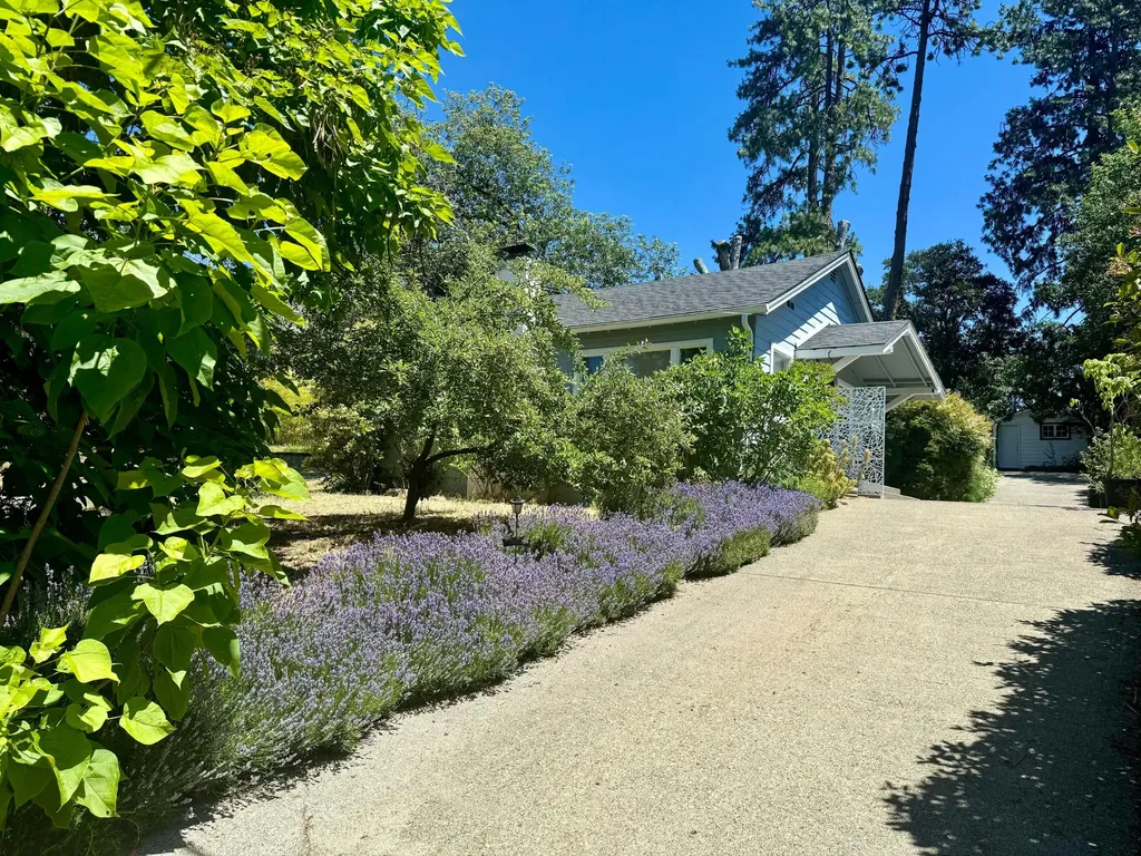 1011 NW Hawthorne Avenue Grants Pass OR 97526