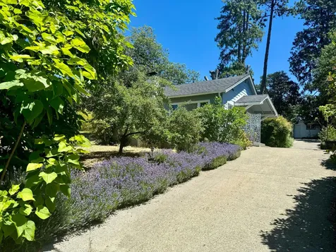 1011 NW Hawthorne Avenue Grants Pass OR 97526