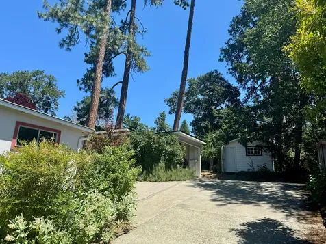 1011 NW Hawthorne Avenue Grants Pass OR 97526