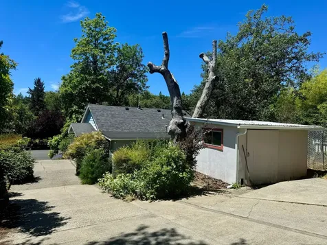 1011 NW Hawthorne Avenue Grants Pass OR 97526