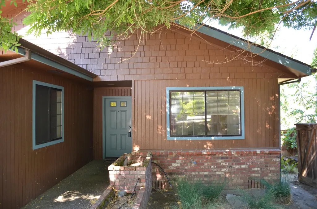 736 NE Oregon Avenue Grants Pass OR 97526