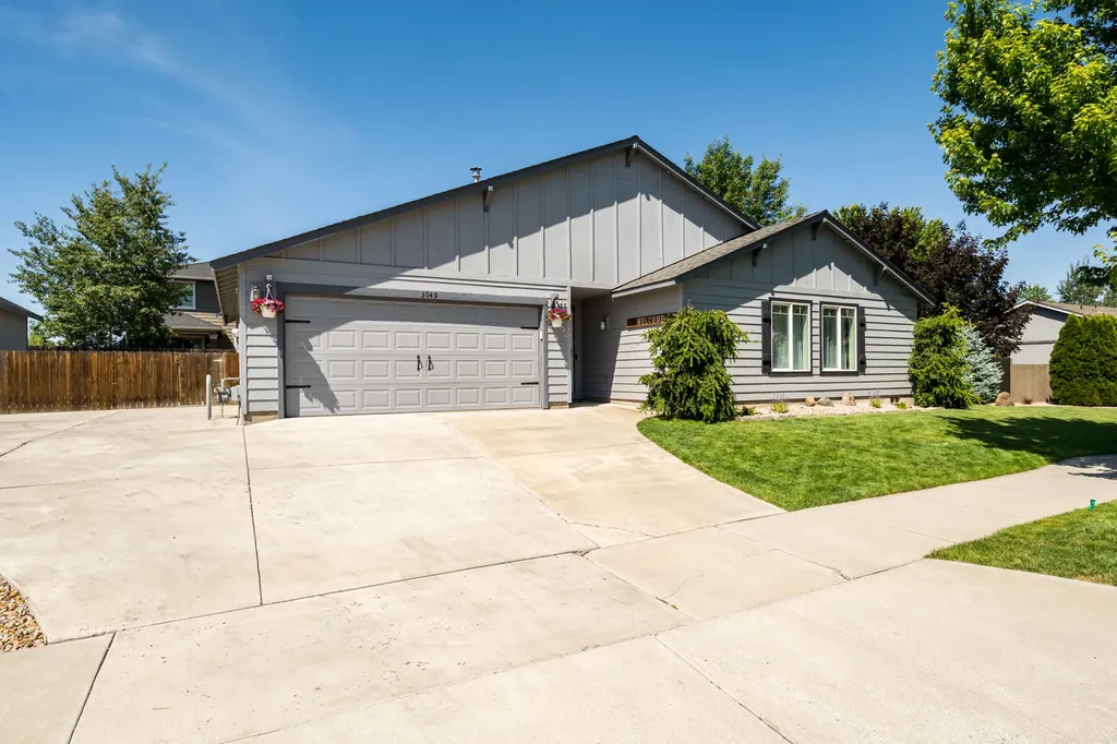 3049 SW Cascade Avenue Redmond OR 97756