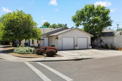 940-944 Laurel Street Central Point OR 97502