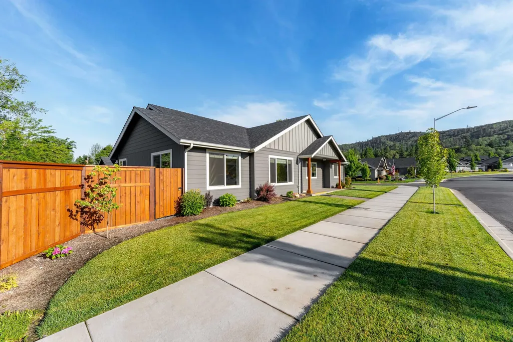 2059 SW Ford Street Grants Pass OR 97526
