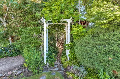 1418 Larkspur Avenue Medford OR 97504