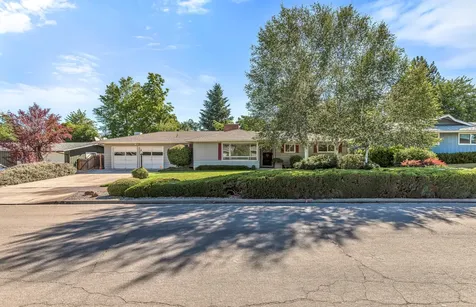 1418 Larkspur Avenue Medford OR 97504